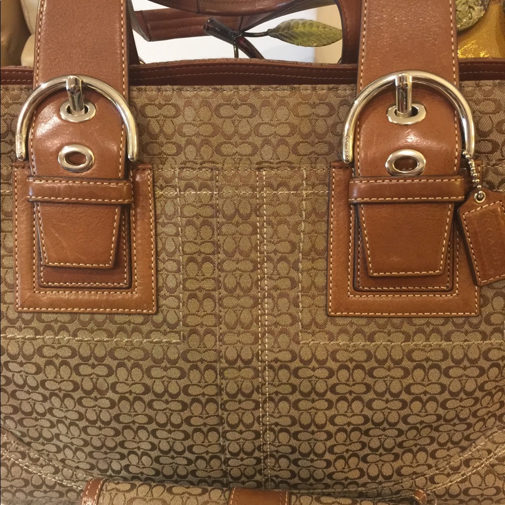COACH SIGNATURE PURSE W/WALLET (BARELY USED)